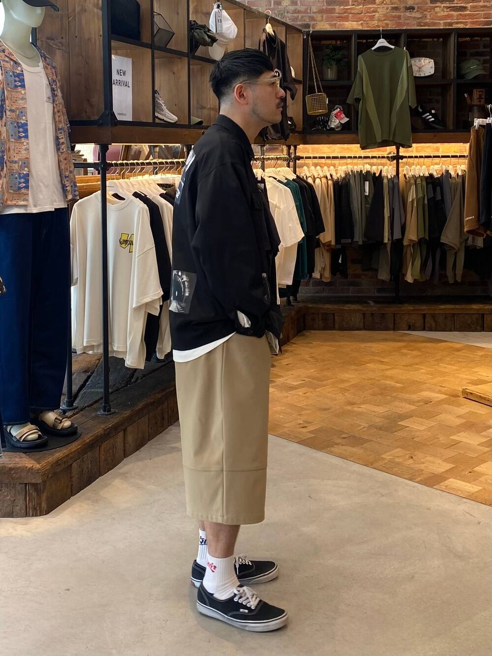 ブラウン系のその他パンツ、グレー系のシャツ/ブラウスを着用したメンズの春コーディネートの2枚目の写真