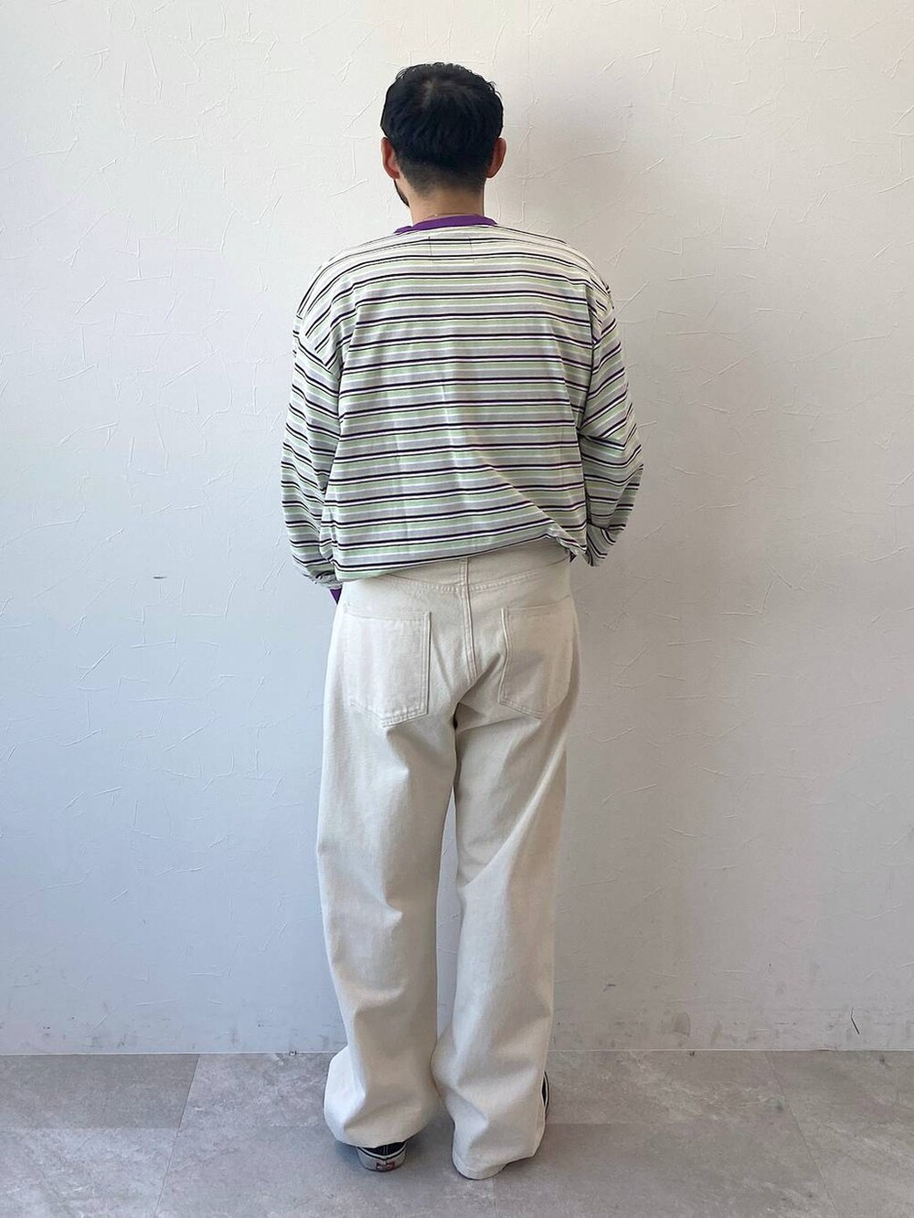 ホワイト系のデニムパンツ、グリーン系のTシャツ/カットソーを着用したメンズの春コーディネートの3枚目の写真