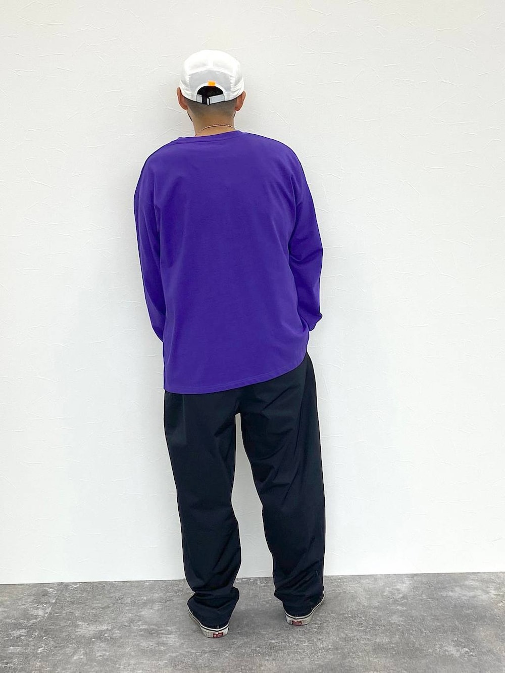 パープル系のTシャツ/カットソー、ブラック系のスラックス、その他のネックレスを着用したメンズの夏コーディネートの3枚目の写真