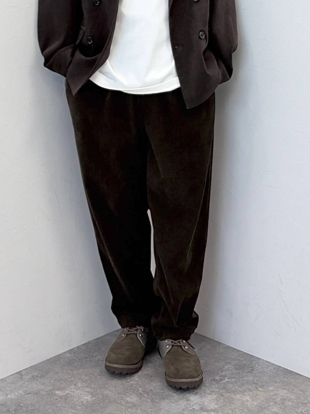 ブラウン系のその他パンツ、ブラウン系のテーラードジャケット、ホワイト系のTシャツ/カットソーを着用したメンズの秋コーディネートの7枚目の写真
