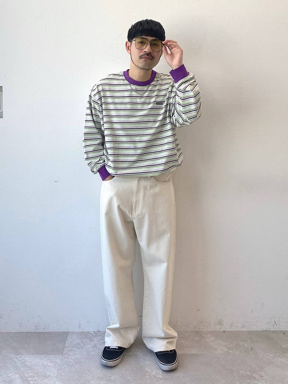 ホワイト系のデニムパンツ、グリーン系のTシャツ/カットソーを着用したメンズの春コーディネートの5枚目の写真