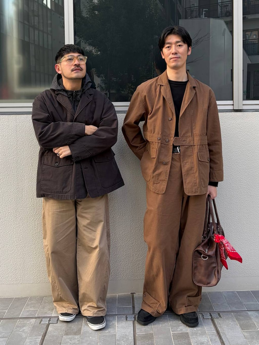 ベージュ系のチノパンツ、グレー系のその他アウター、イエロー系のその他アウターを着用したメンズの冬コーディネートの2枚目の写真