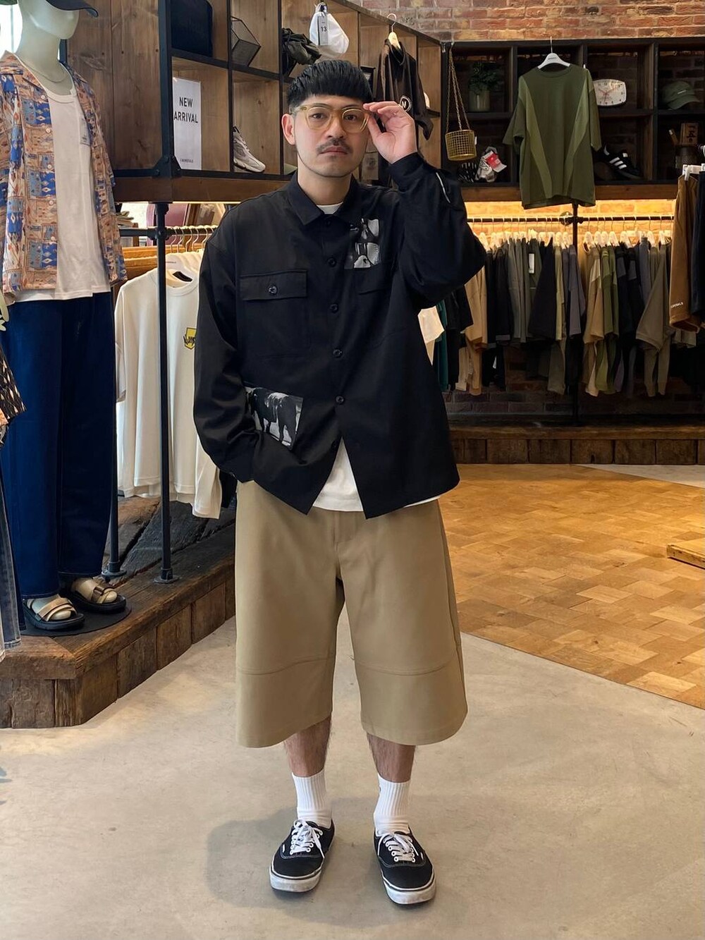 ブラウン系のその他パンツ、グレー系のシャツ/ブラウスを着用したメンズの春コーディネートの6枚目の写真