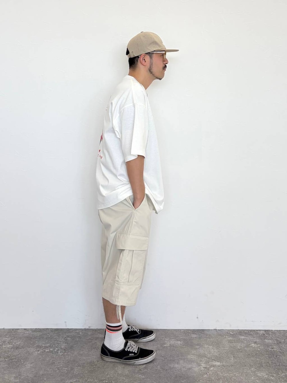 ベージュ系のカーゴパンツ、その他のネックレス、ベージュ系のキャップを着用したメンズの春コーディネートの4枚目の写真