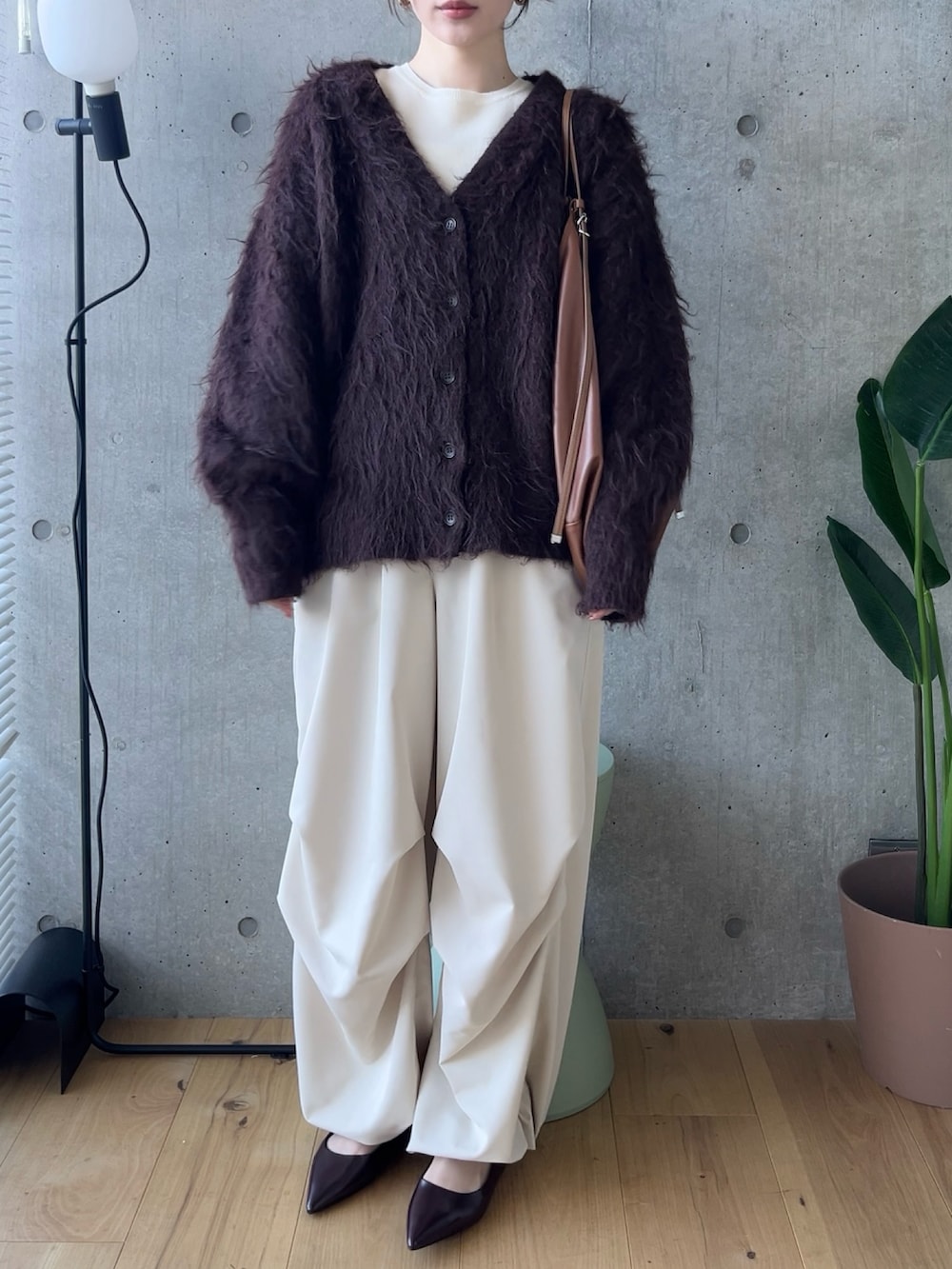 ホワイト系のカーゴパンツを着用したレディースの春コーディネートの3枚目の写真