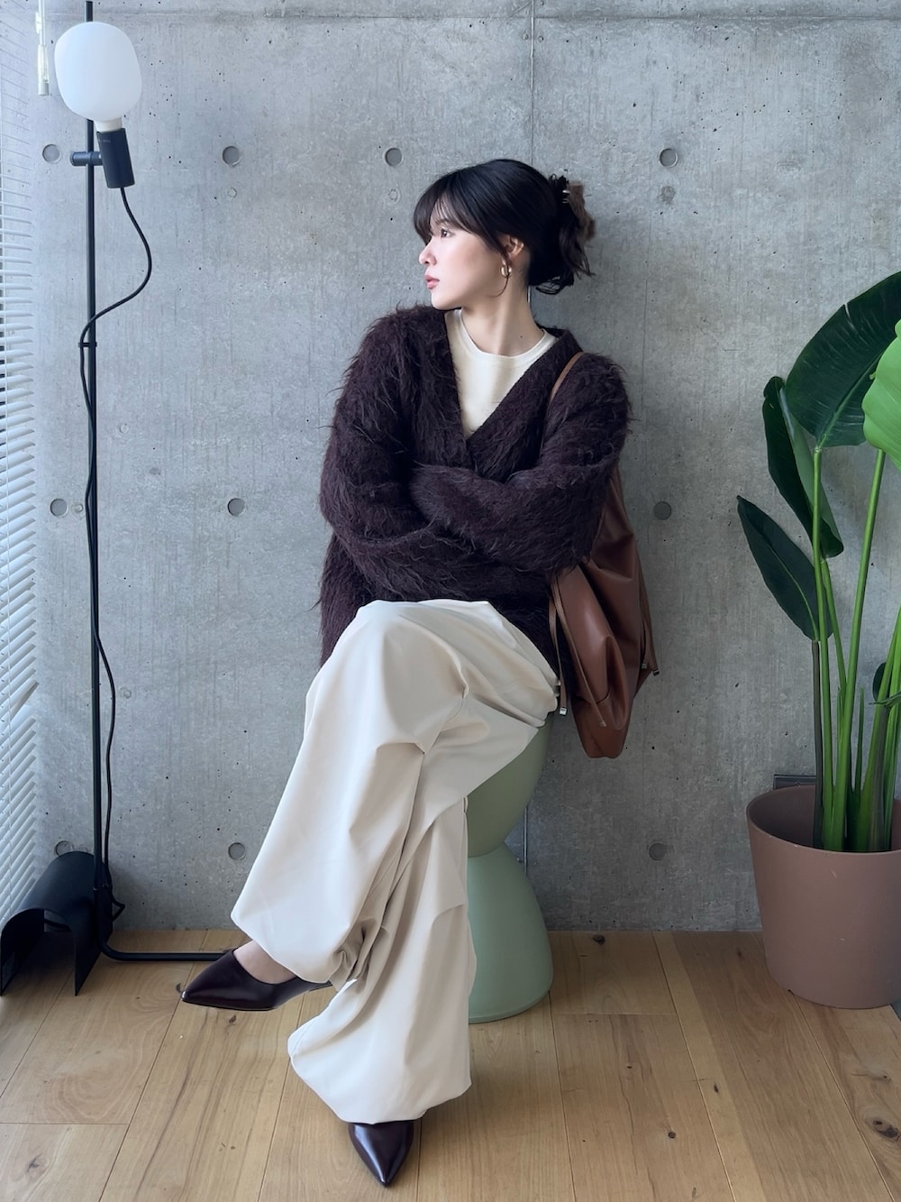 ホワイト系のカーゴパンツを着用したレディースの春コーディネートの2枚目の写真