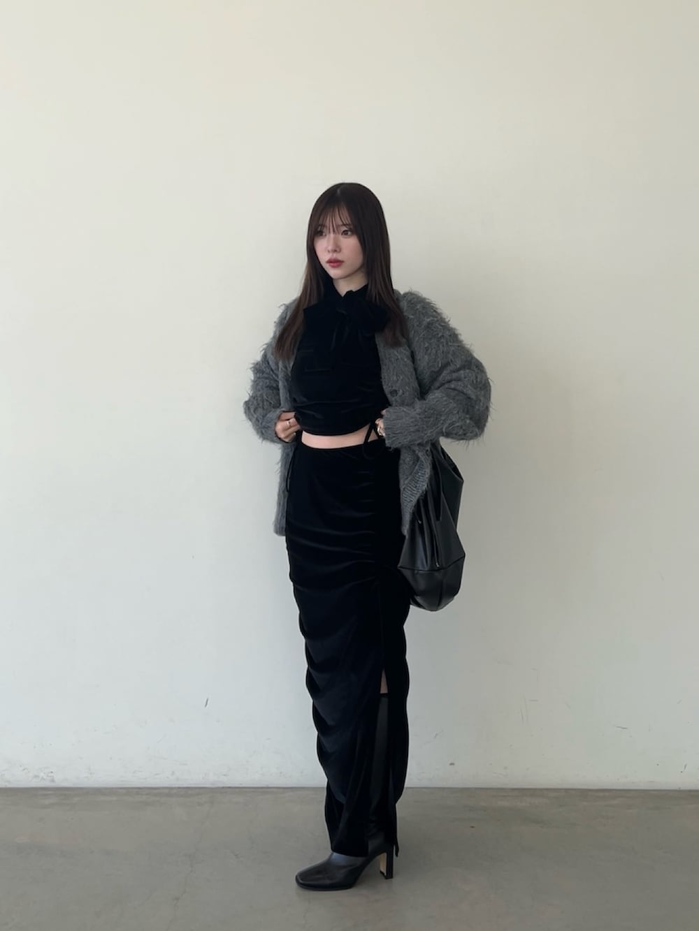 ブラック系のTシャツ/カットソー、グレー系のカーディガン/ボレロ、ブラック系のショルダーバッグを着用したレディースの秋コーディネートの3枚目の写真