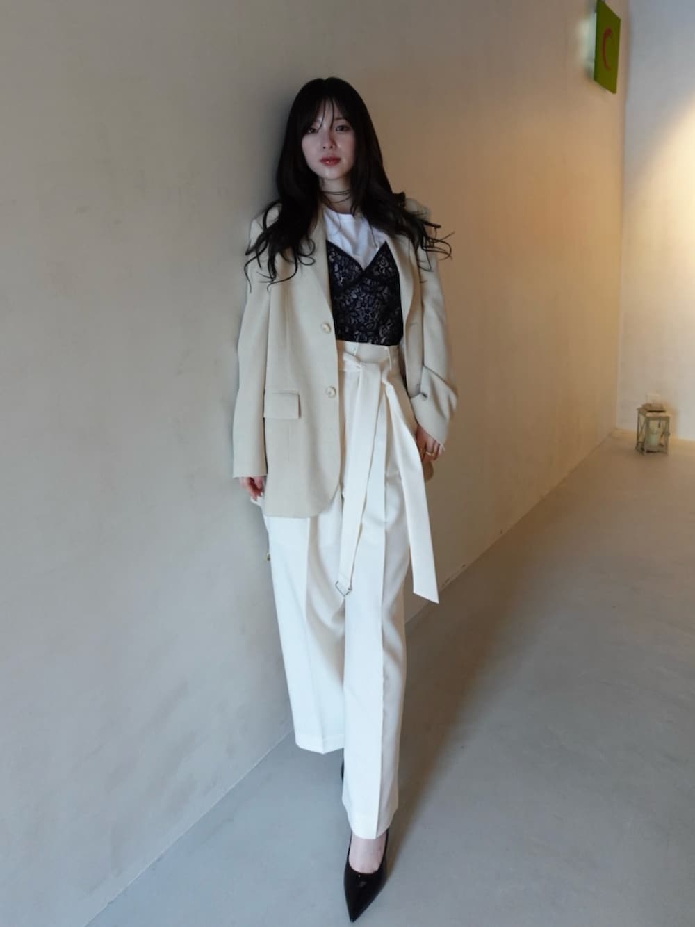 ブラック系のパンプス、ブラック系のTシャツ/カットソー、ベージュ系のテーラードジャケットを着用したレディースの冬コーディネートの2枚目の写真