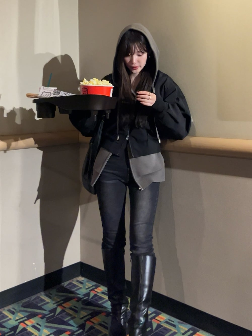 ブラック系のブルゾン、ブラック系のショルダーバッグ、グレー系のジャケット/アウターを着用したレディースの冬コーディネートの2枚目の写真