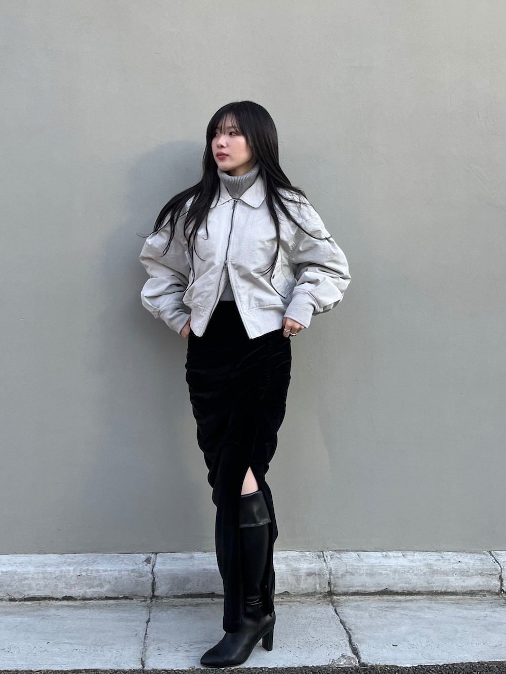 ブラック系のスカート、グレー系のブルゾンを着用したレディースの冬コーディネートの2枚目の写真