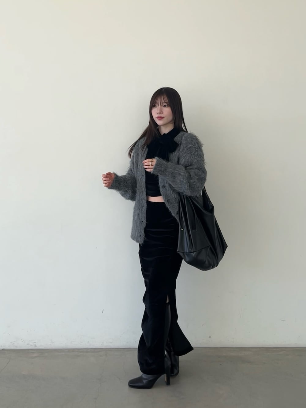 ブラック系のTシャツ/カットソー、グレー系のカーディガン/ボレロ、ブラック系のショルダーバッグを着用したレディースの秋コーディネートの2枚目の写真