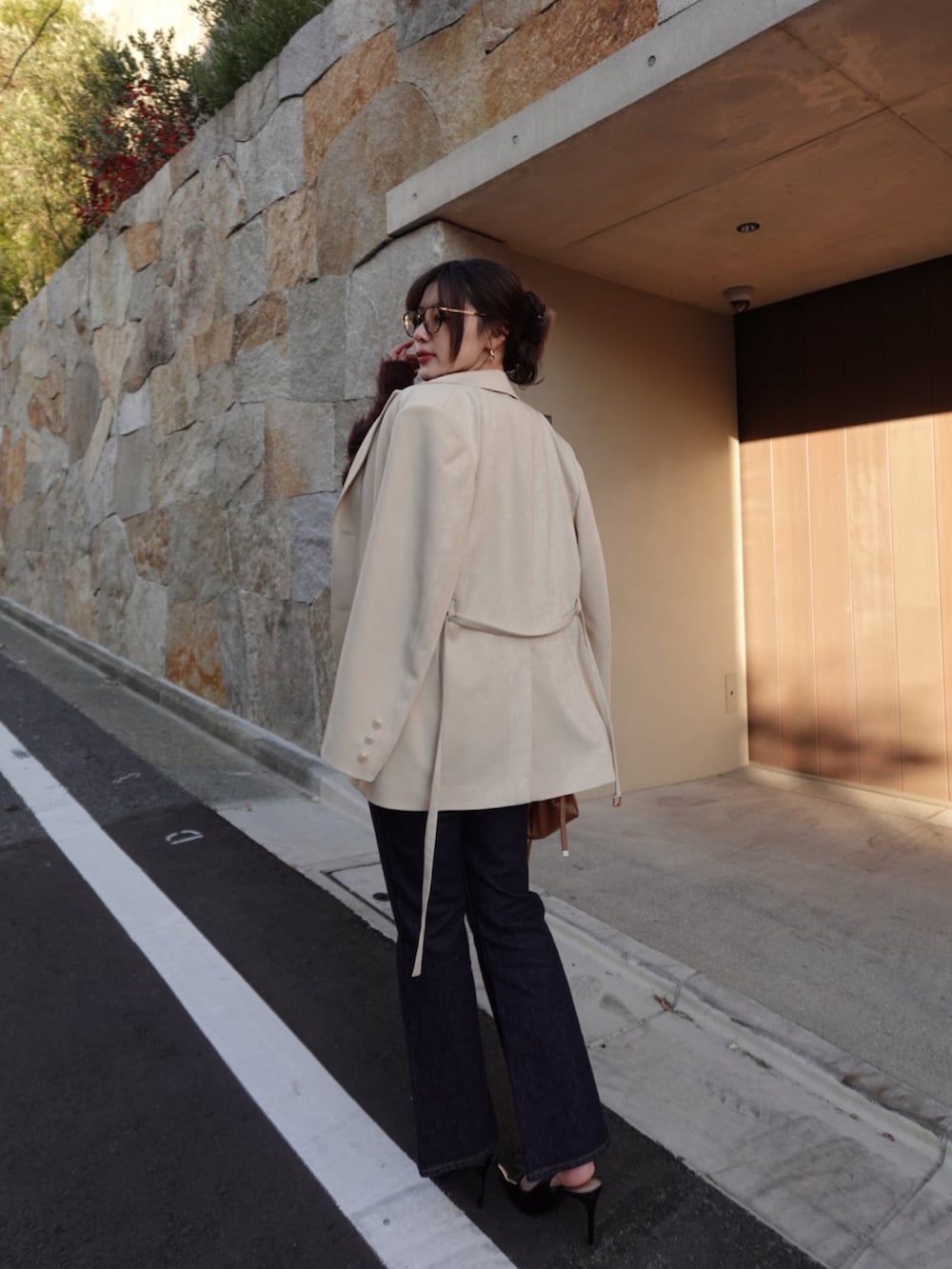 ブラウン系のカーディガン/ボレロ、ベージュ系のテーラードジャケット、ブラウン系のショルダーバッグを着用したレディースの冬コーディネートの3枚目の写真