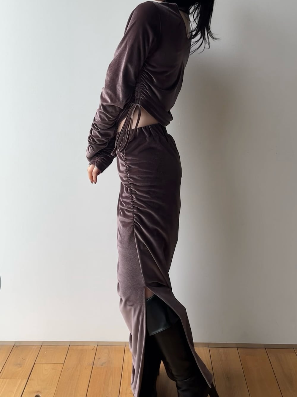 ブラウン系のスカート、ブラウン系のTシャツ/カットソーを着用したレディースの冬コーディネートの2枚目の写真