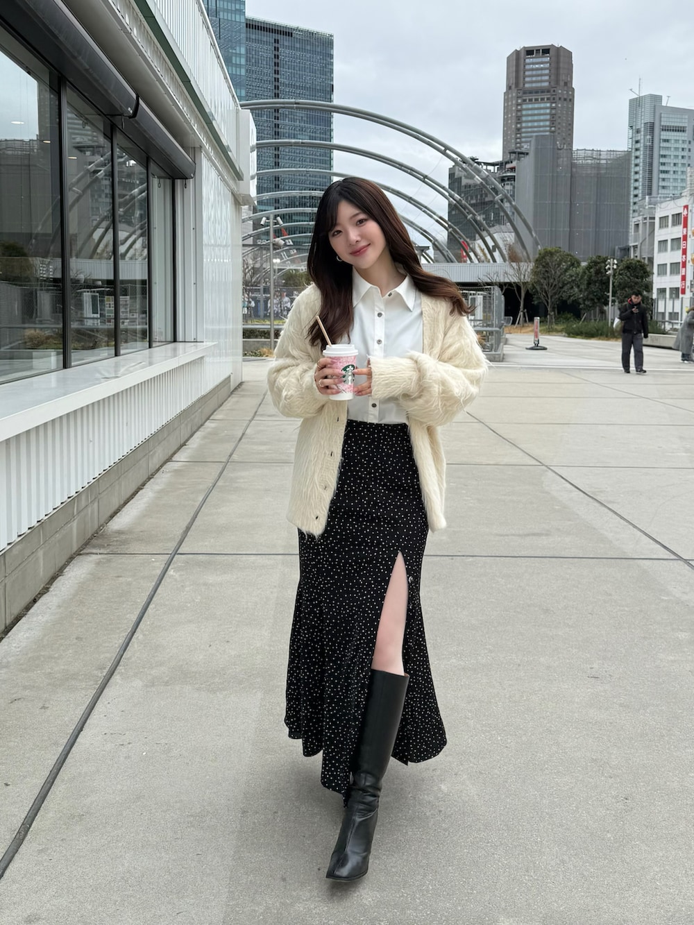 ホワイト系のシャツ/ブラウスを着用したレディースの春コーディネートの2枚目の写真