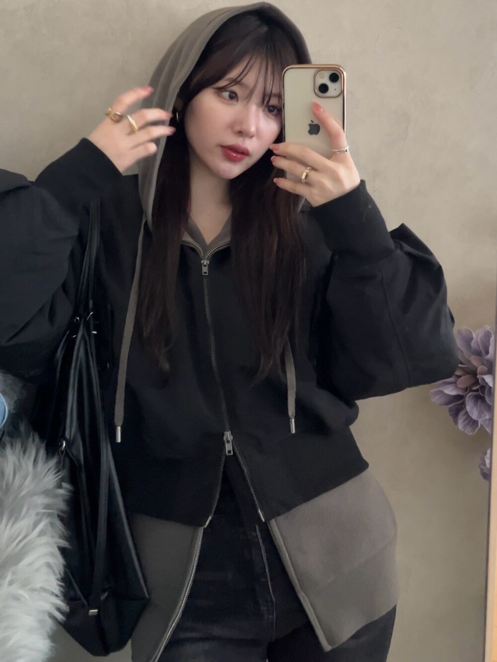 ブラック系のブルゾン、ブラック系のショルダーバッグ、グレー系のジャケット/アウターを着用したレディースの冬コーディネートの3枚目の写真