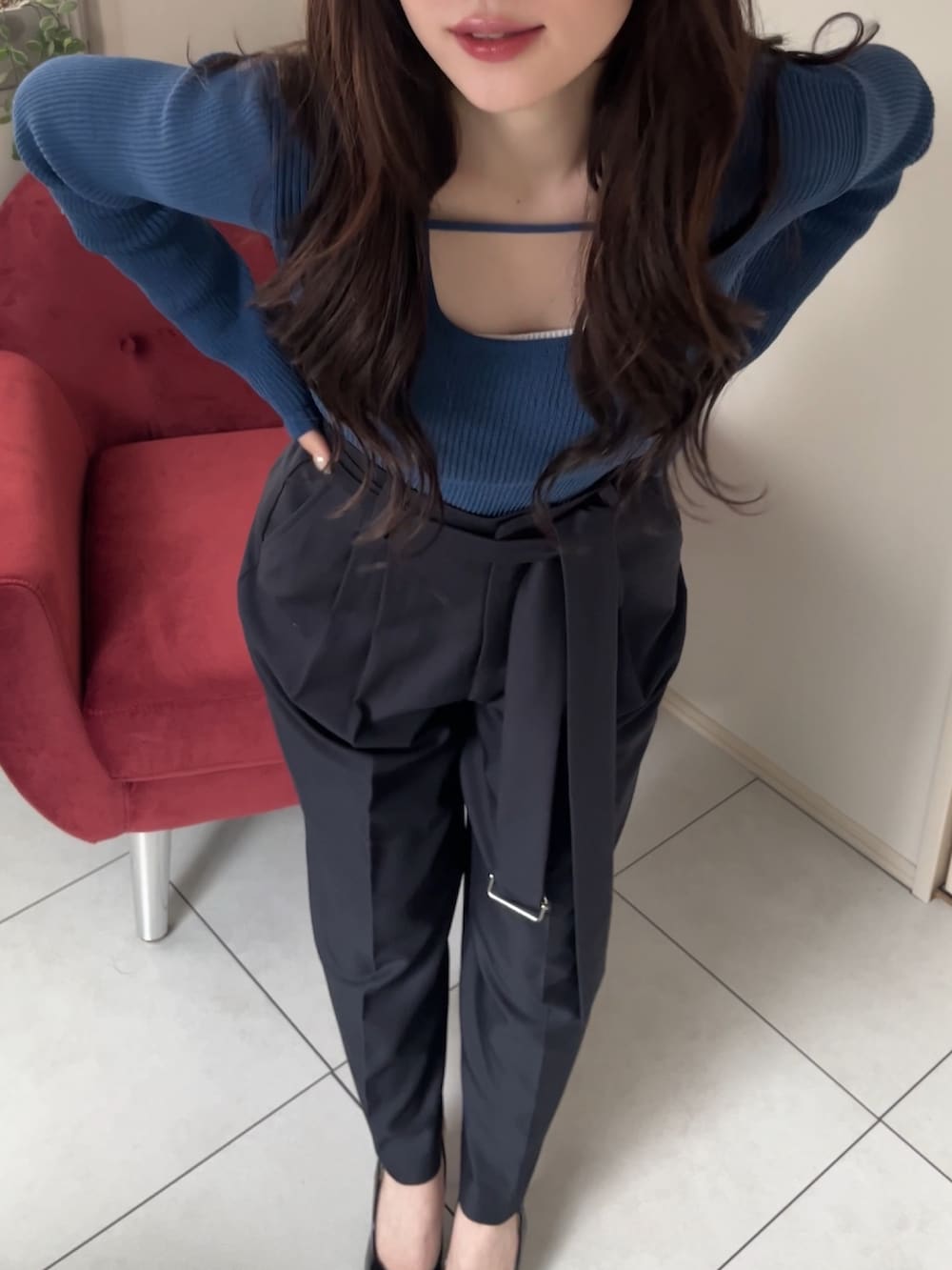 グレー系のスラックス、ブルー系のTシャツ/カットソーを着用したレディースの冬コーディネートの3枚目の写真