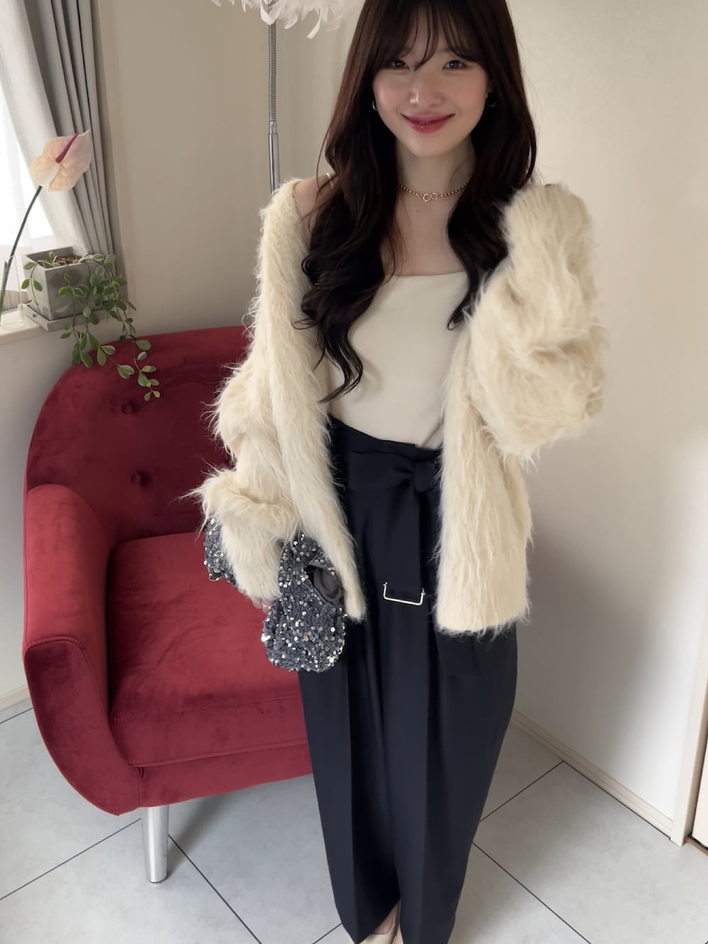 ベージュ系のカーディガン/ボレロ、グレー系のスラックスを着用したレディースの冬コーディネートの4枚目の写真