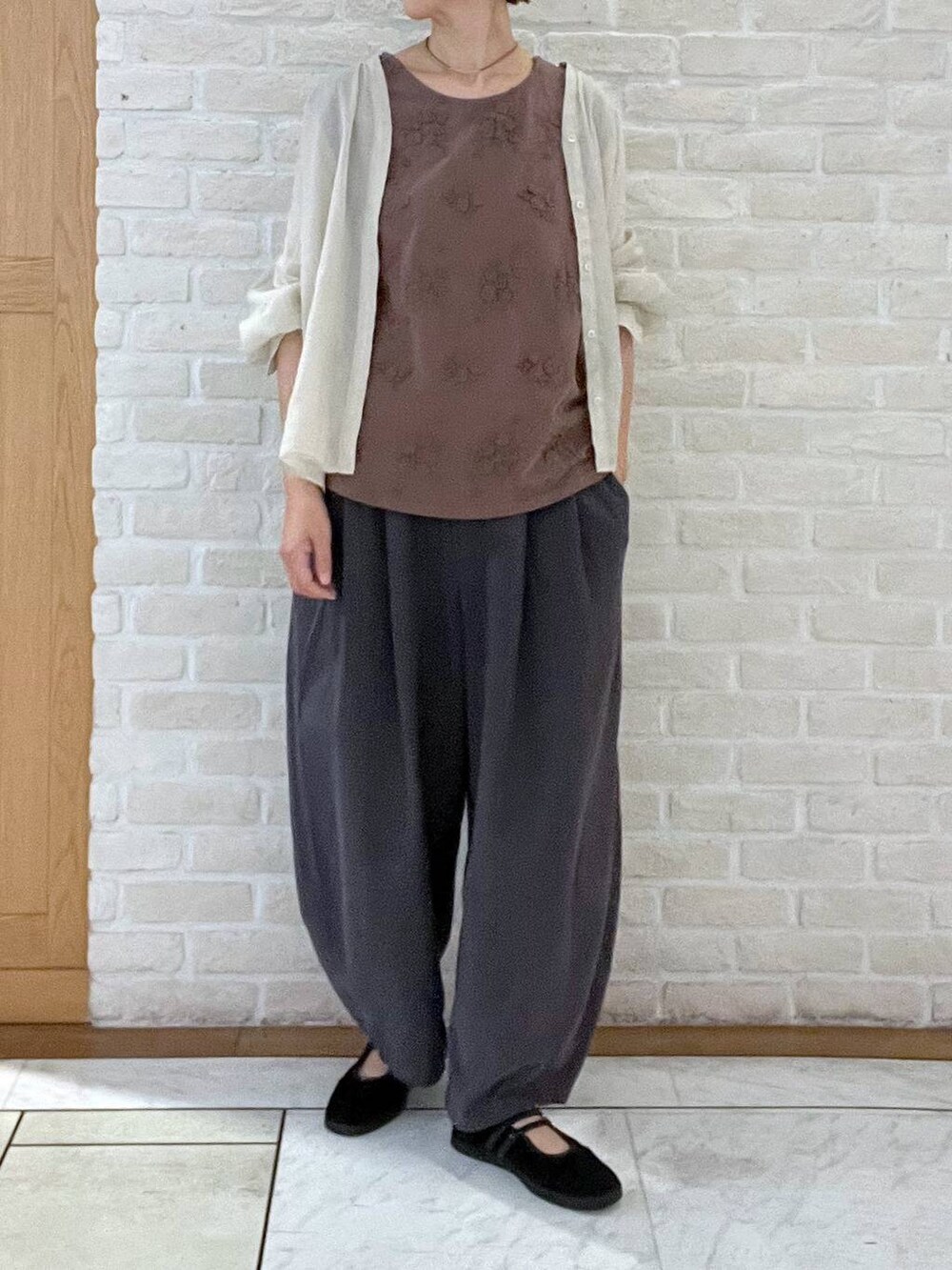 その他のその他パンツ、ブラウン系のTシャツ/カットソー、グレー系のシャツ/ブラウスを着用したレディースの夏コーディネートの6枚目の写真