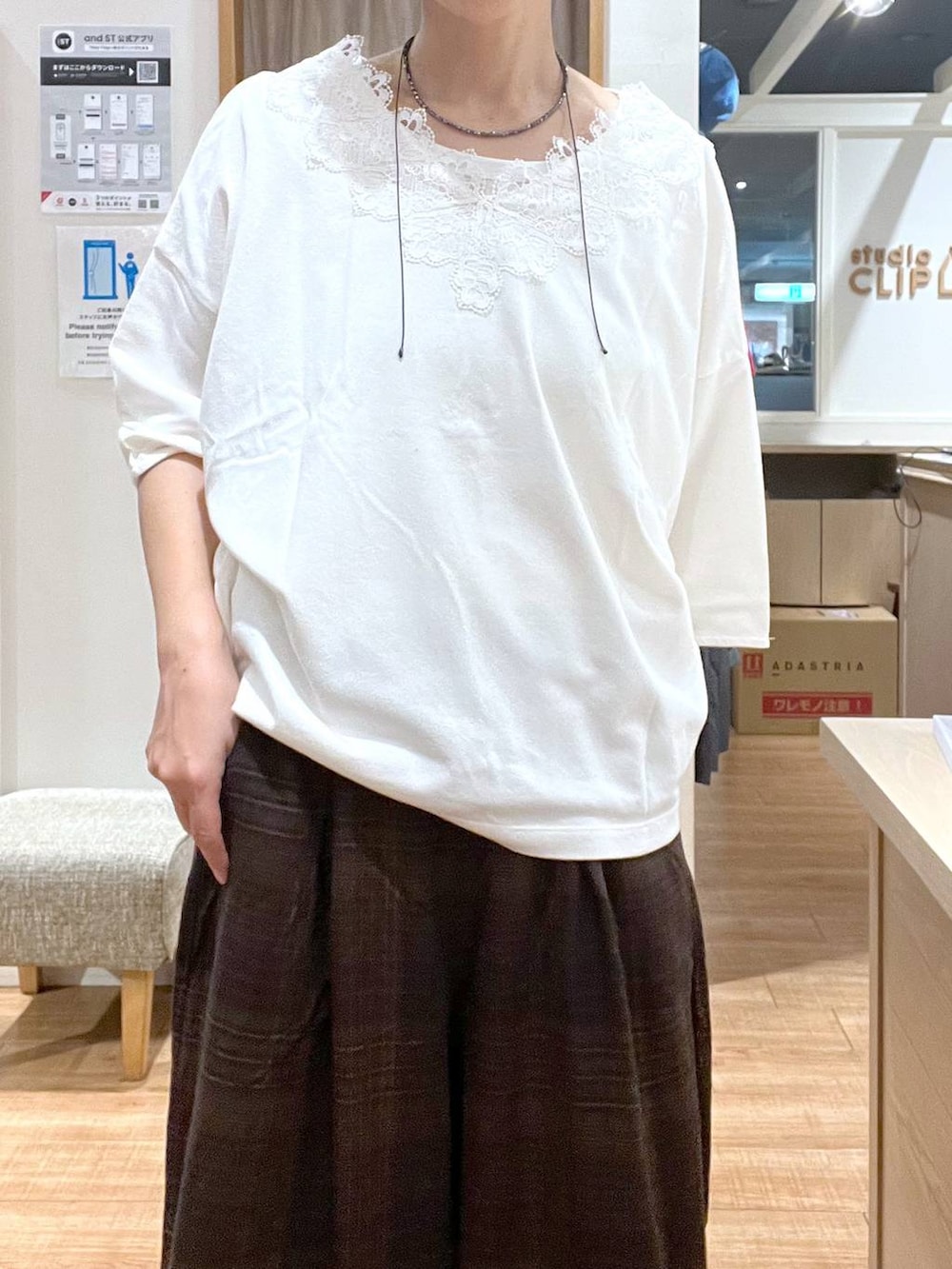 ブラウン系のその他パンツ、ホワイト系のTシャツ/カットソー、ホワイト系のTシャツ/カットソーを着用したレディースの夏コーディネートの5枚目の写真