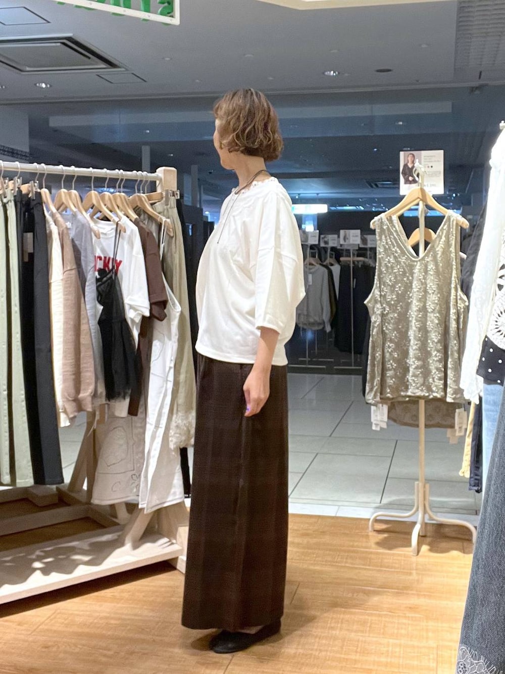 ブラウン系のその他パンツ、ホワイト系のTシャツ/カットソー、ホワイト系のTシャツ/カットソーを着用したレディースの夏コーディネートの4枚目の写真