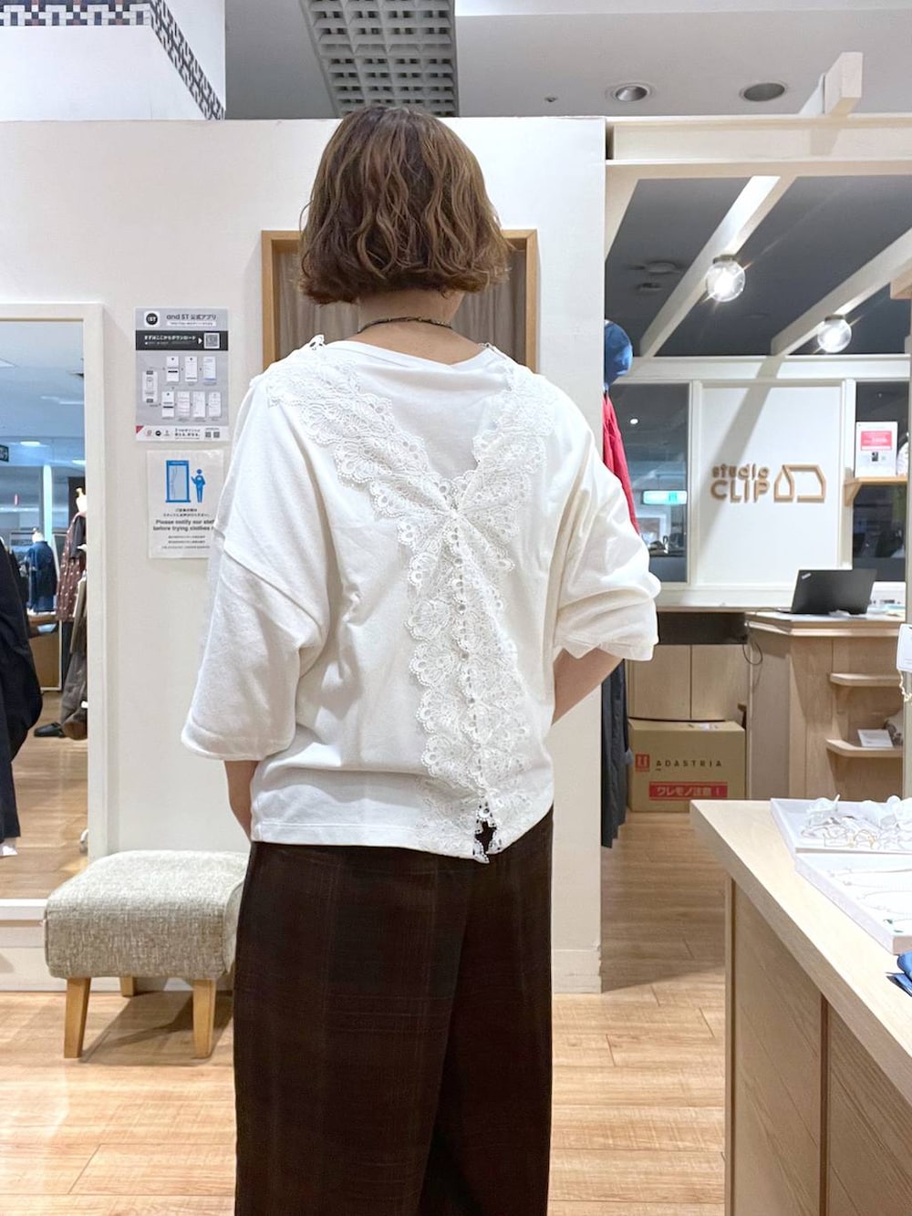 ブラウン系のその他パンツ、ホワイト系のTシャツ/カットソー、ホワイト系のTシャツ/カットソーを着用したレディースの夏コーディネートの6枚目の写真