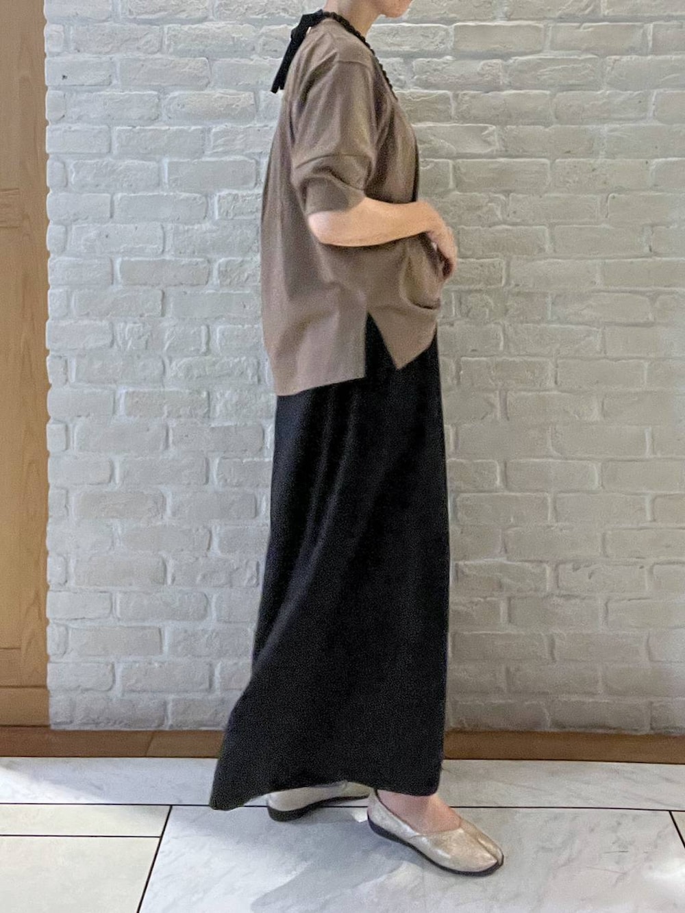 ブラック系のその他パンツ、ブラウン系のTシャツ/カットソー、ブラック系のネックレスを着用したレディースの夏コーディネートの3枚目の写真