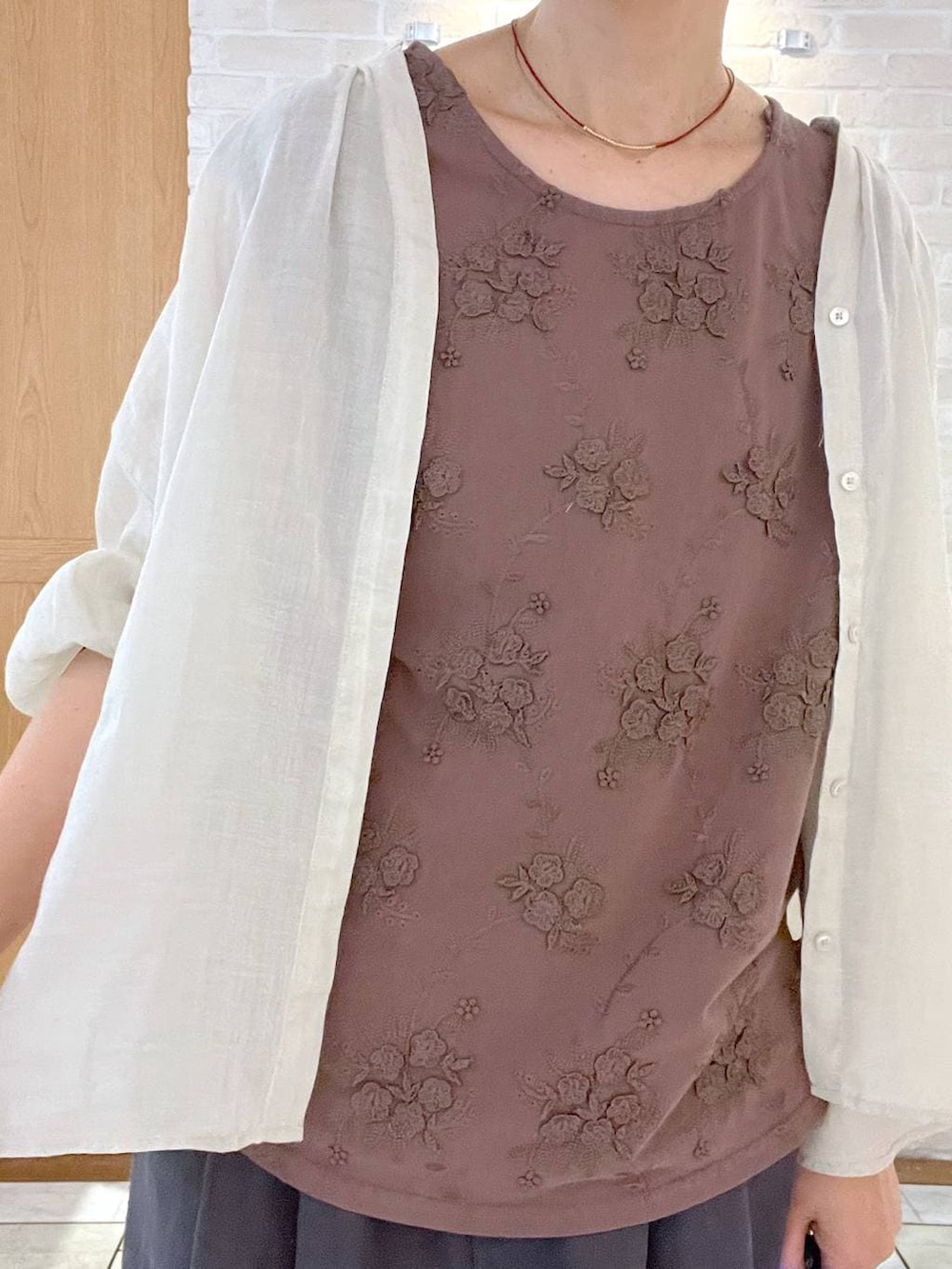 その他のその他パンツ、ブラウン系のTシャツ/カットソー、グレー系のシャツ/ブラウスを着用したレディースの夏コーディネートの4枚目の写真
