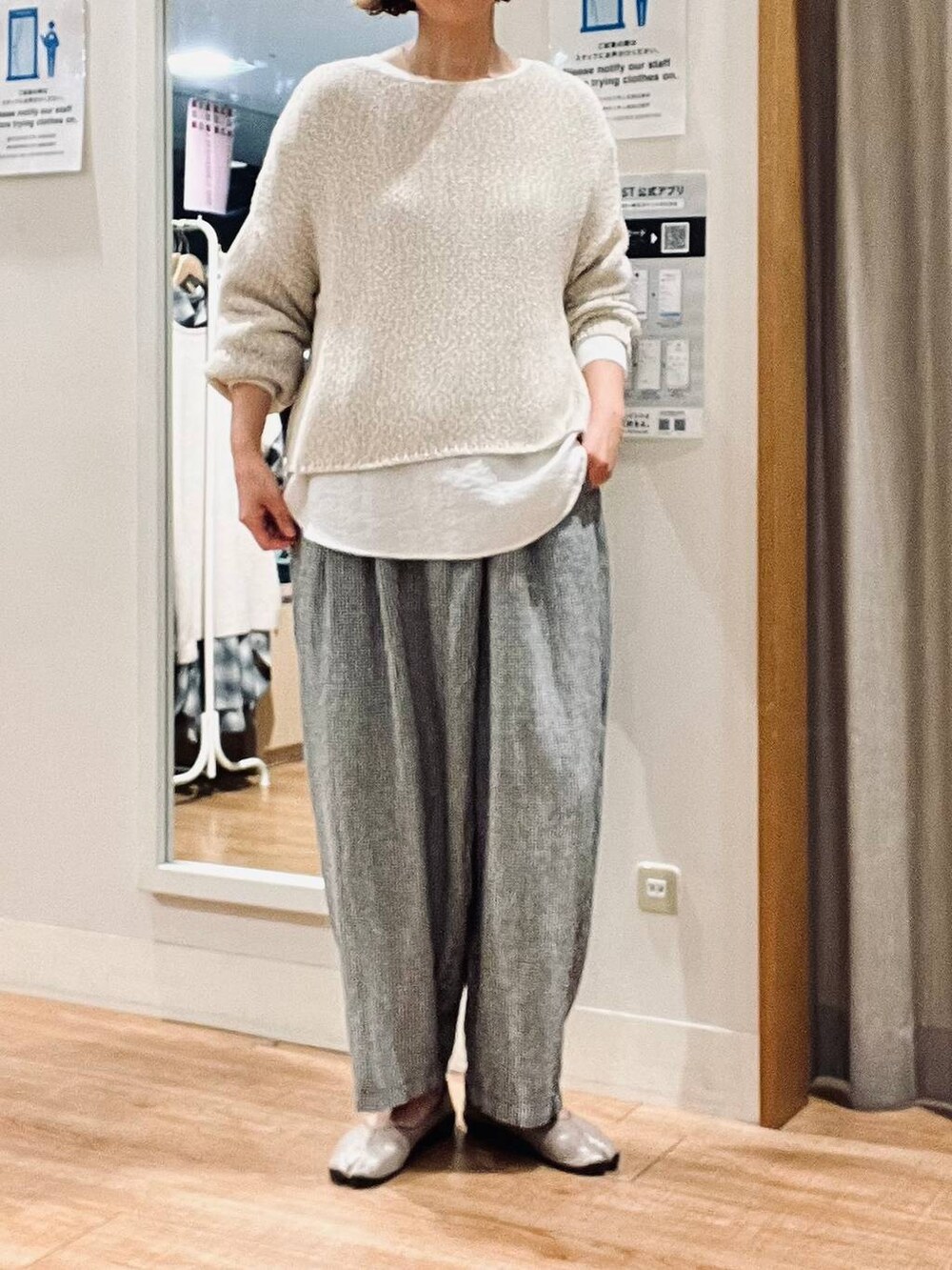 その他のその他パンツ、ホワイト系のシャツ/ブラウス、ベージュ系のニット/セーターを着用したレディースの冬コーディネートの6枚目の写真