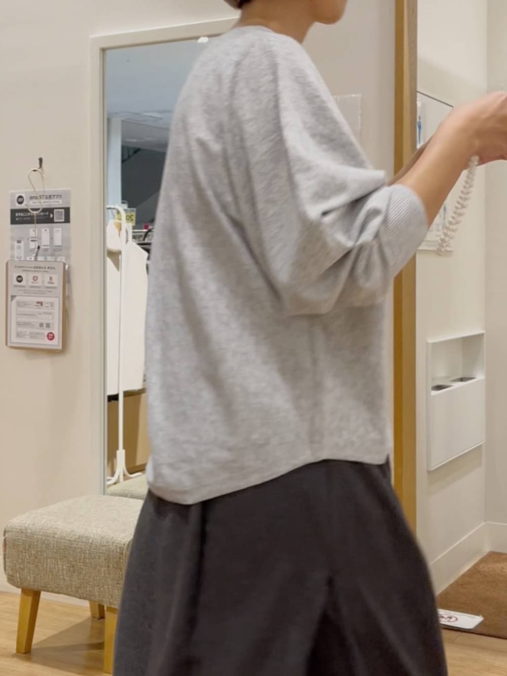 グレー系のその他パンツ、グレー系のニット/セーターを着用したレディースの秋コーディネートの5枚目の写真