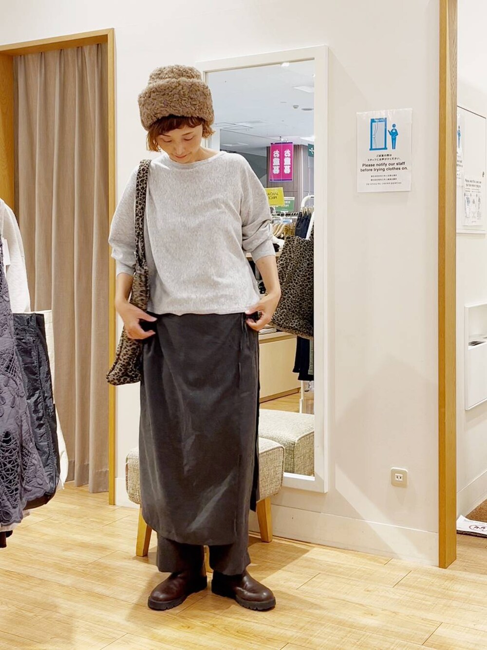 グレー系のその他パンツ、グレー系のニット/セーターを着用したレディースの秋コーディネートの4枚目の写真