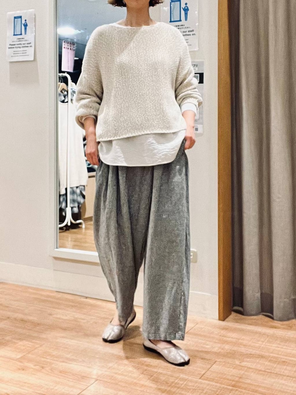 その他のその他パンツ、ホワイト系のシャツ/ブラウス、ベージュ系のニット/セーターを着用したレディースの冬コーディネートの2枚目の写真