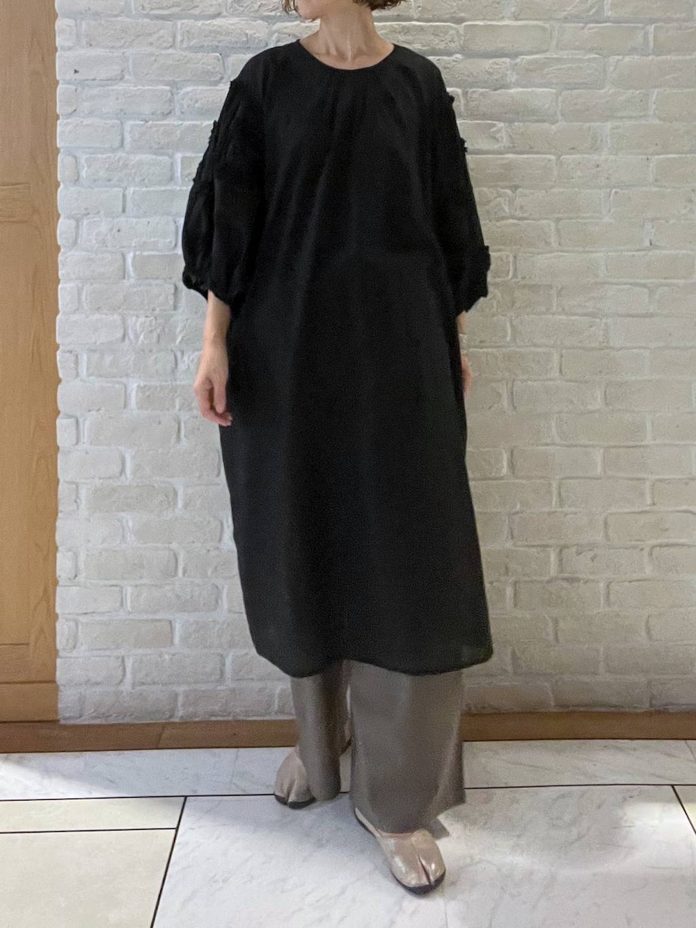 その他のその他パンツ、グレー系のタンクトップ、ブラック系のワンピースを着用したレディースの秋コーディネートの3枚目の写真