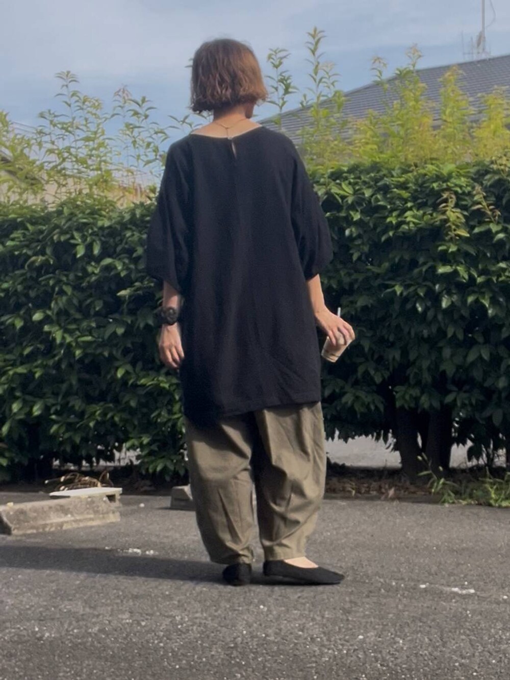 グリーン系のその他パンツを着用したレディースの夏コーディネートの3枚目の写真