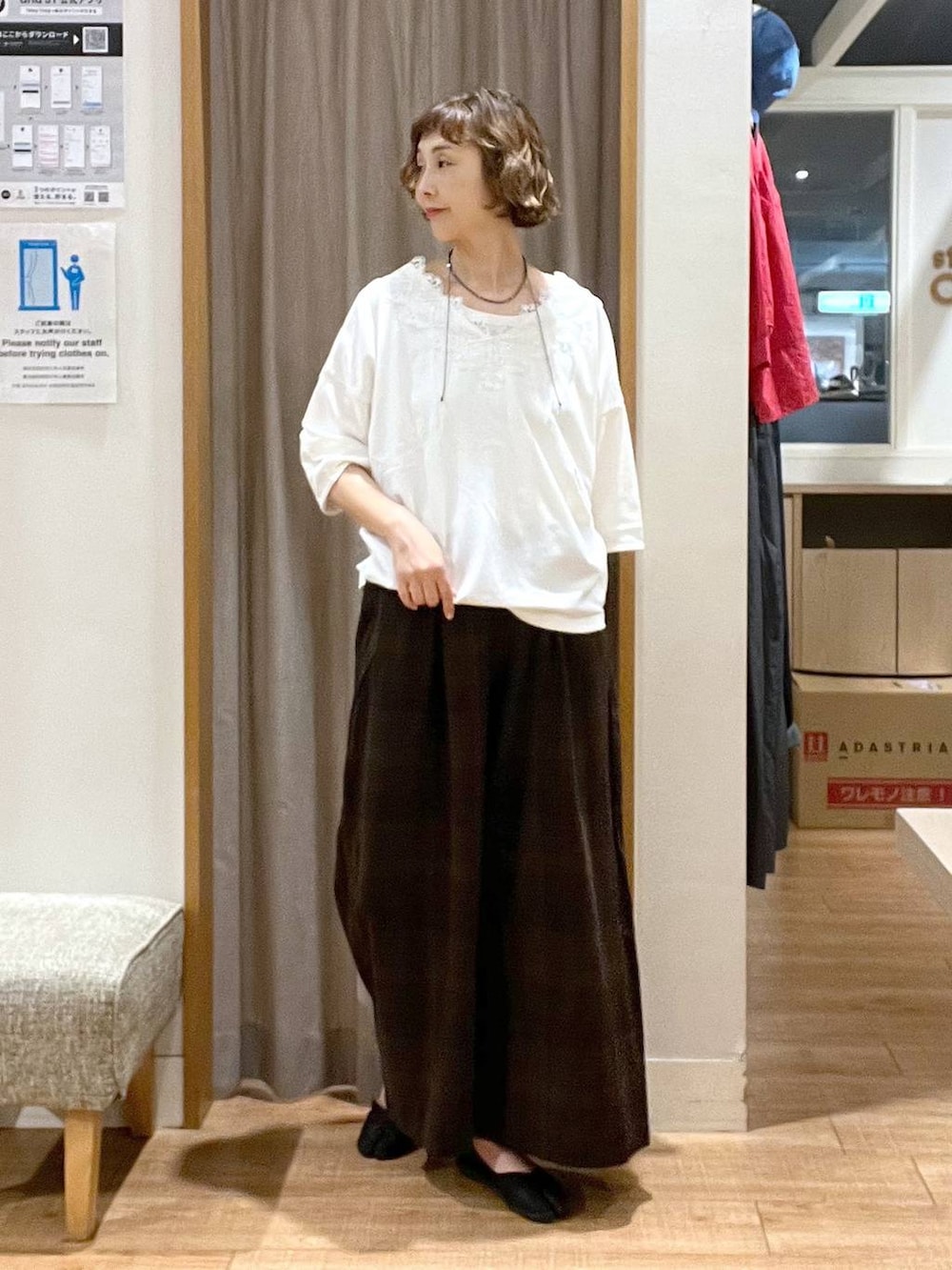 ブラウン系のその他パンツ、ホワイト系のTシャツ/カットソー、ホワイト系のTシャツ/カットソーを着用したレディースの夏コーディネートの2枚目の写真