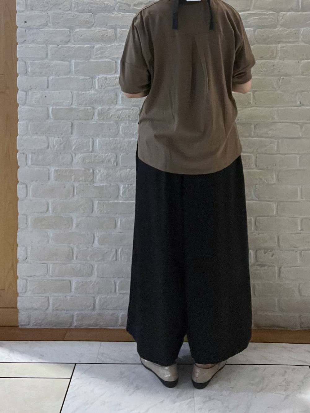 ブラック系のその他パンツ、ブラウン系のTシャツ/カットソー、ブラック系のネックレスを着用したレディースの夏コーディネートの4枚目の写真