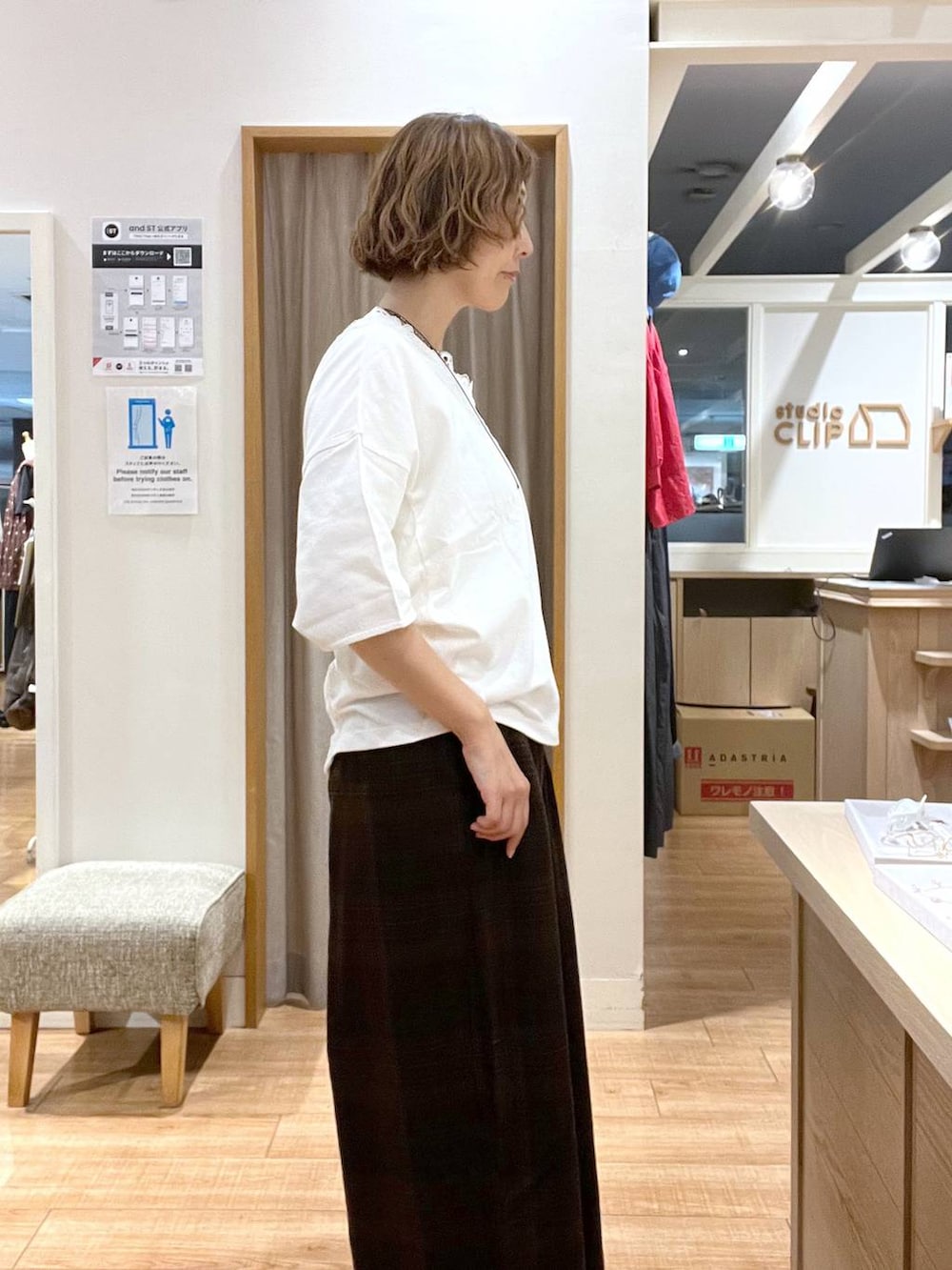 ブラウン系のその他パンツ、ホワイト系のTシャツ/カットソー、ホワイト系のTシャツ/カットソーを着用したレディースの夏コーディネートの3枚目の写真