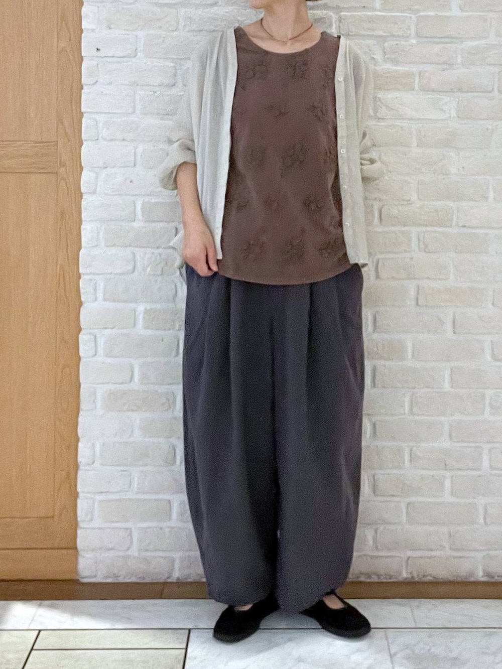 その他のその他パンツ、ブラウン系のTシャツ/カットソー、グレー系のシャツ/ブラウスを着用したレディースの夏コーディネートの5枚目の写真
