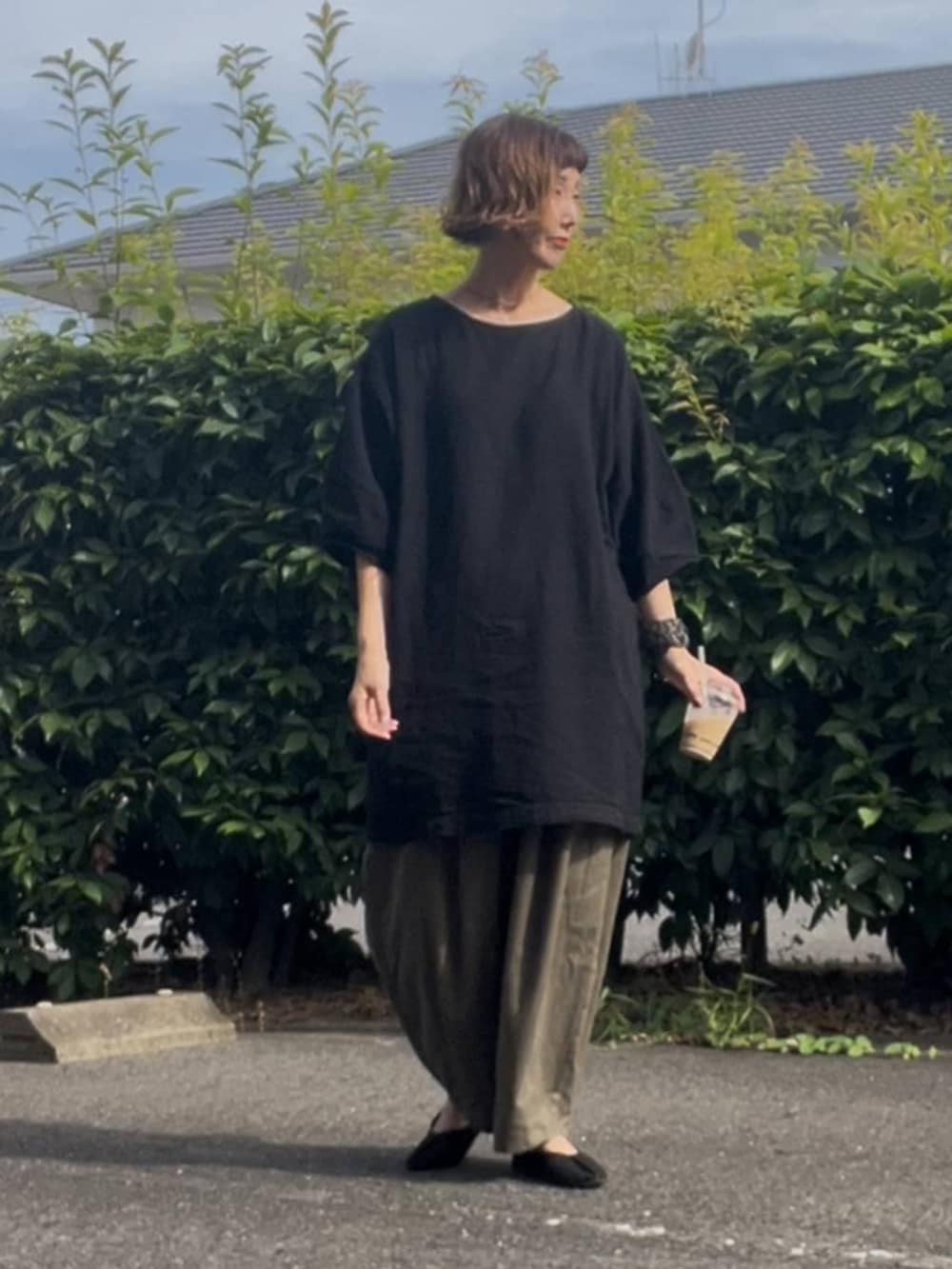 グリーン系のその他パンツを着用したレディースの夏コーディネートの4枚目の写真