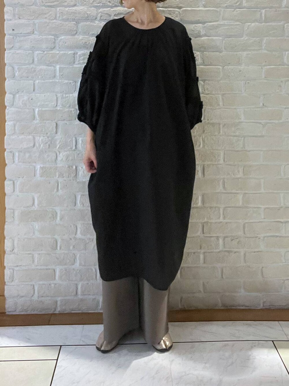その他のその他パンツ、グレー系のタンクトップ、ブラック系のワンピースを着用したレディースの秋コーディネートの4枚目の写真