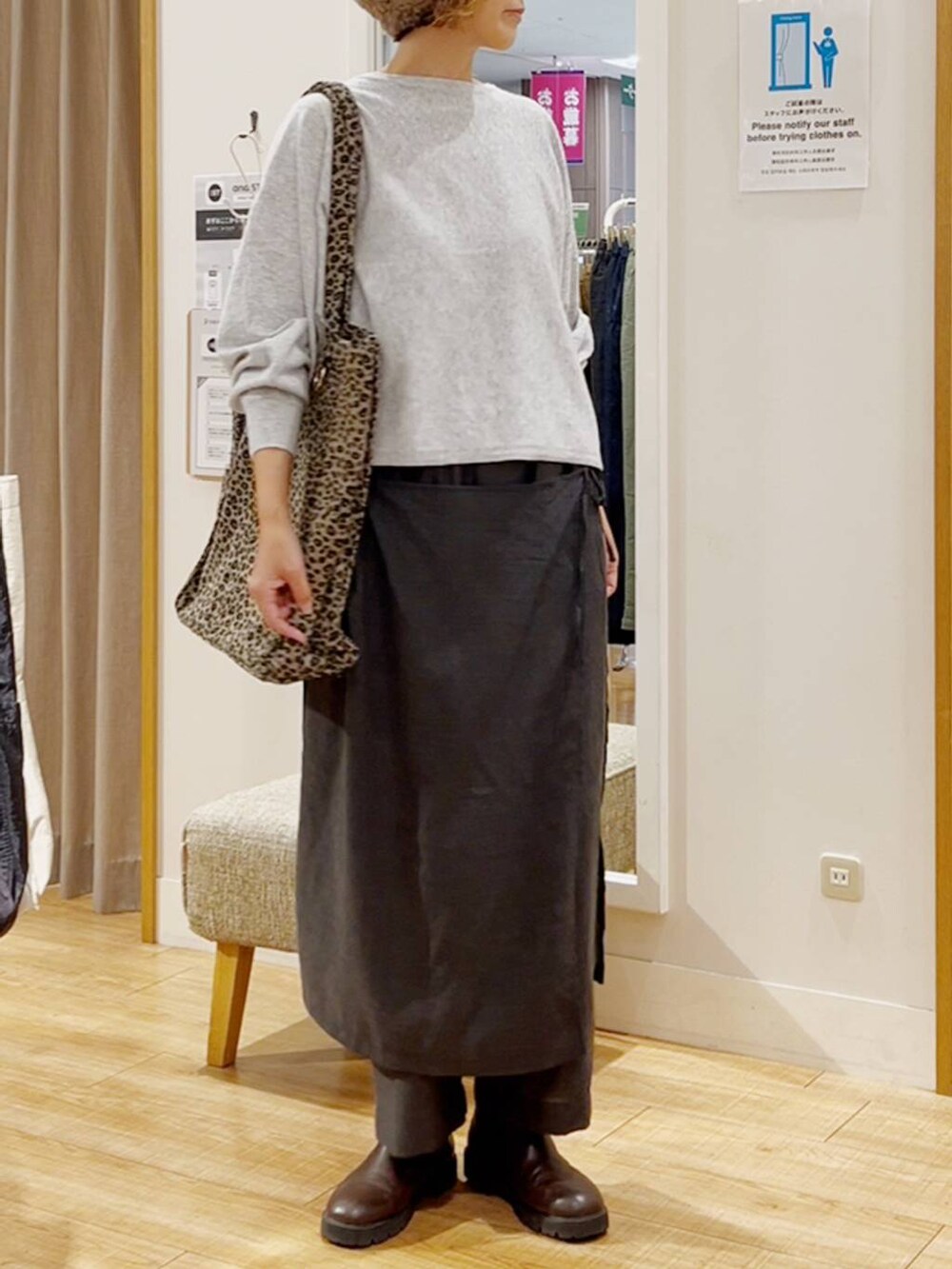 グレー系のその他パンツ、グレー系のニット/セーターを着用したレディースの秋コーディネートの2枚目の写真