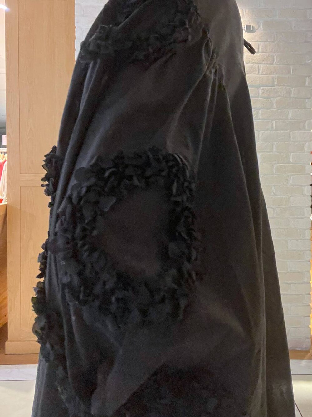 その他のその他パンツ、グレー系のタンクトップ、ブラック系のワンピースを着用したレディースの秋コーディネートの5枚目の写真