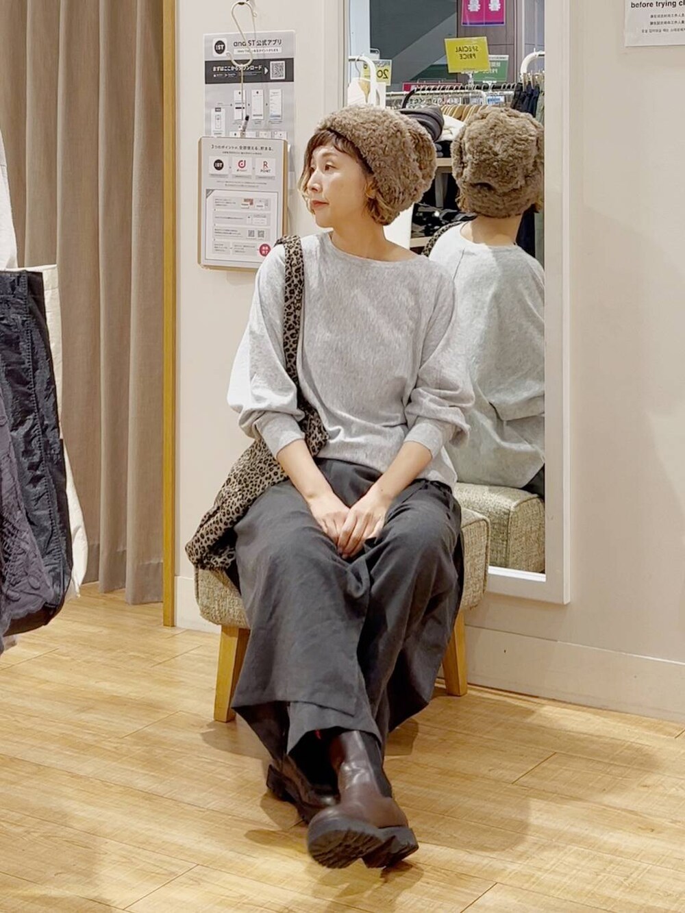 グレー系のその他パンツ、グレー系のニット/セーターを着用したレディースの秋コーディネートの7枚目の写真