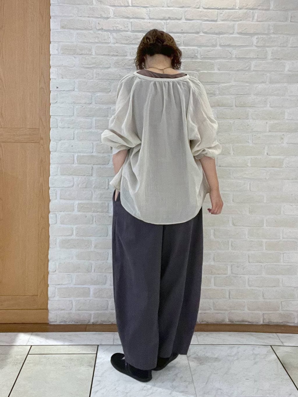 その他のその他パンツ、ブラウン系のTシャツ/カットソー、グレー系のシャツ/ブラウスを着用したレディースの夏コーディネートの3枚目の写真