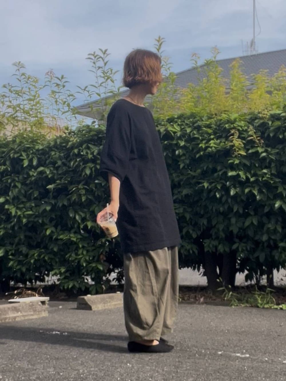 グリーン系のその他パンツを着用したレディースの夏コーディネートの2枚目の写真