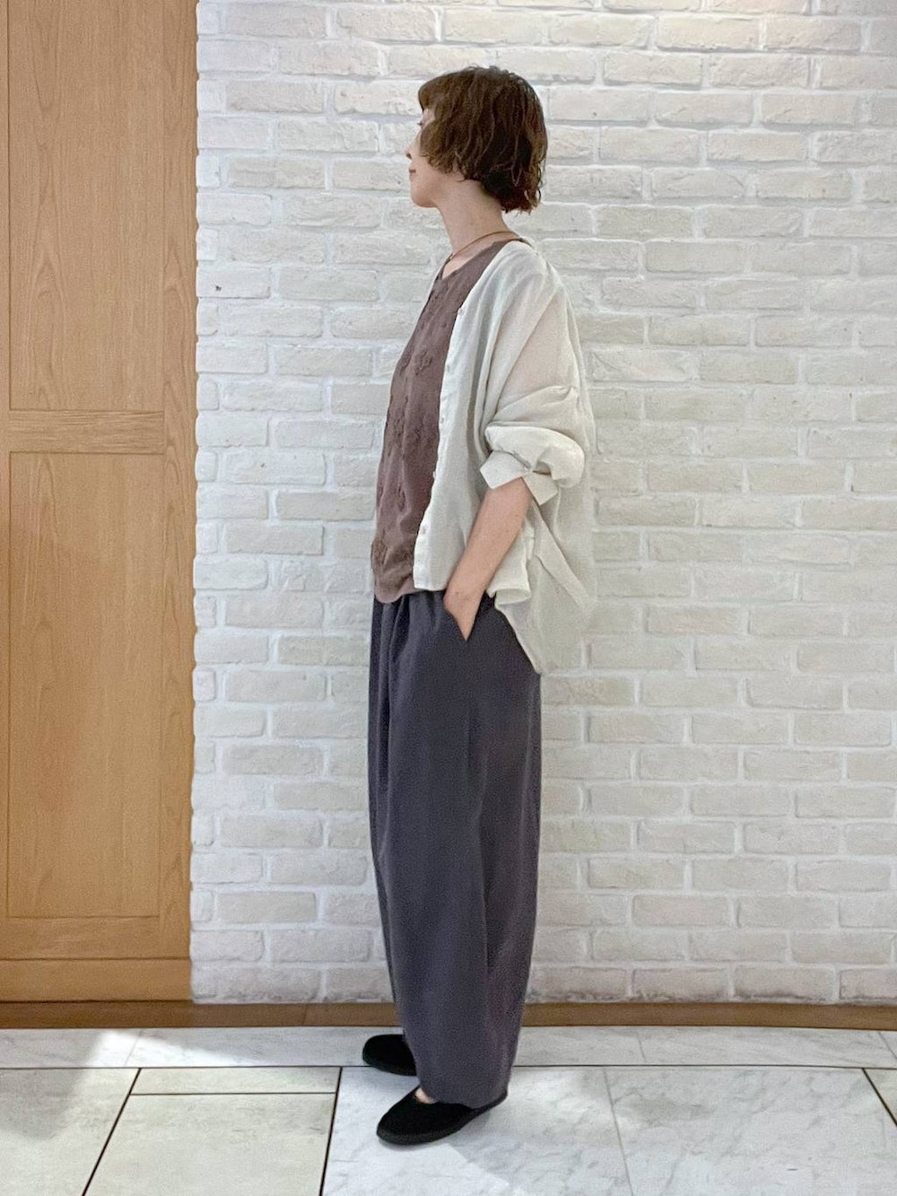 その他のその他パンツ、ブラウン系のTシャツ/カットソー、グレー系のシャツ/ブラウスを着用したレディースの夏コーディネートの2枚目の写真