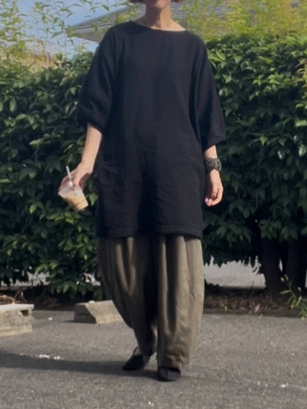 グリーン系のその他パンツを着用したレディースの夏コーディネートの5枚目の写真