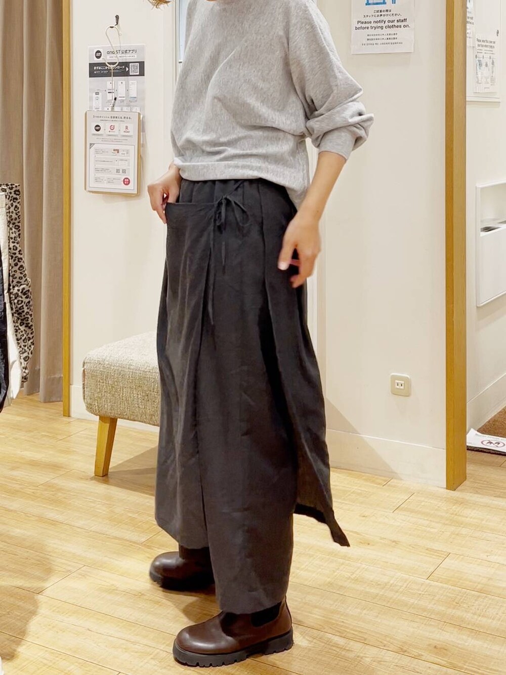 グレー系のその他パンツ、グレー系のニット/セーターを着用したレディースの秋コーディネートの3枚目の写真