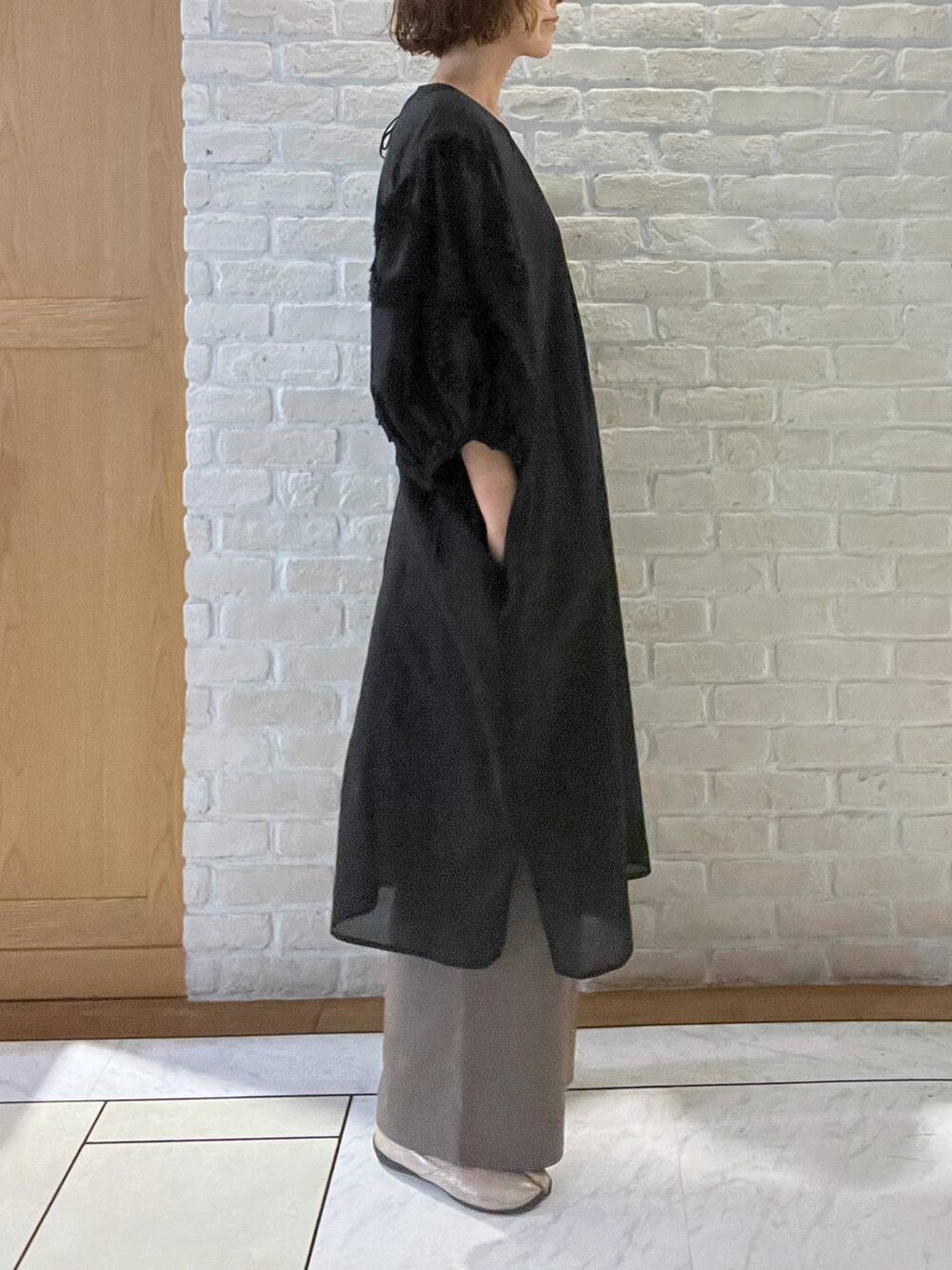 その他のその他パンツ、グレー系のタンクトップ、ブラック系のワンピースを着用したレディースの秋コーディネートの2枚目の写真
