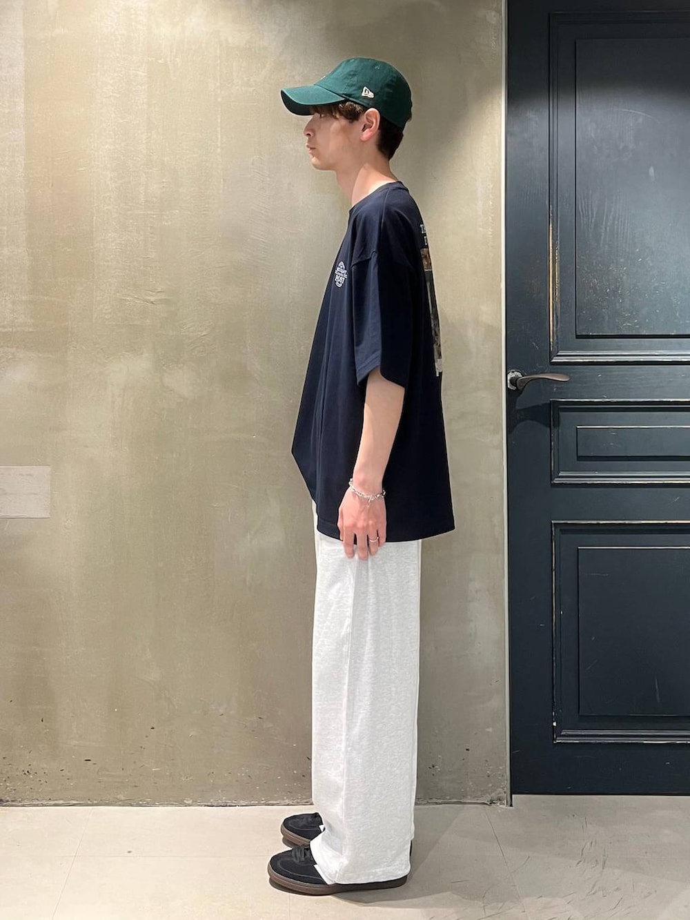「カジュアル、カジュアルコーデ、アウトドア、Tシャツ、スウェット、スウェットパンツ、キャップ、夏コーデ、RAGEBLUE」｜「adidasの【adidas/アディダス】SPEZIAL/スペツィアル/スニーカー（スニーカー、ブラック系）」を使った、nr1218さん（メンズ・167cm）の春コーディネートの4枚目の写真