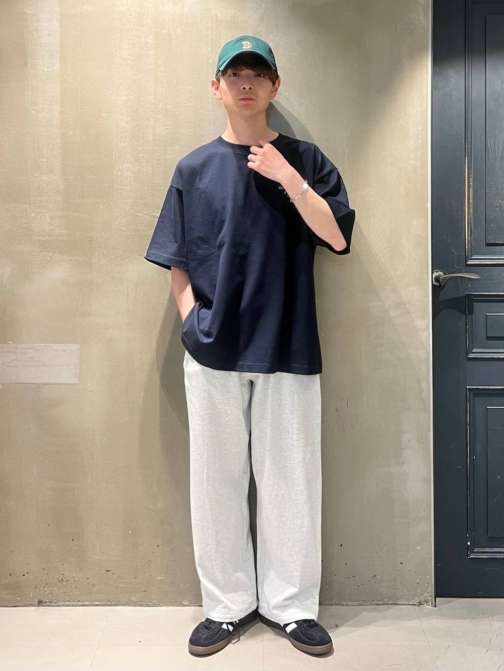 「カジュアル、カジュアルコーデ、アウトドア、Tシャツ、スウェット、スウェットパンツ、キャップ、夏コーデ、RAGEBLUE」｜「adidasの【adidas/アディダス】SPEZIAL/スペツィアル/スニーカー（スニーカー、ブラック系）」を使った、nr1218さん（メンズ・167cm）の春コーディネートの2枚目の写真